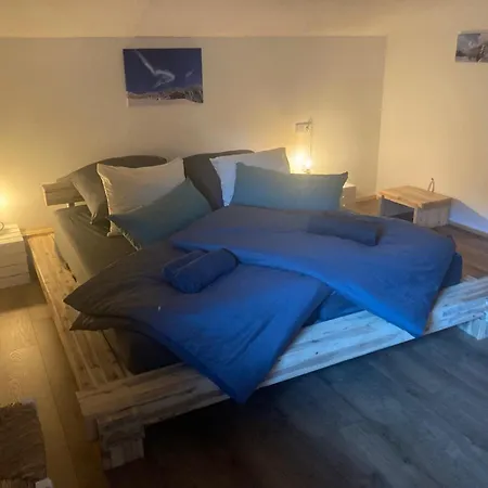 Grosse Schoene Mansardenwohnung Mit 2 Balkonen דירה לופר