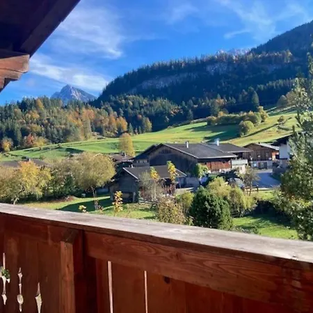 Grosse Schoene Mansardenwohnung Mit 2 Balkonen *