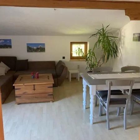 Grosse Schoene Mansardenwohnung Mit 2 Balkonen Apartamento