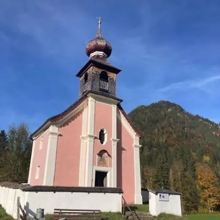 Grosse Schoene Mansardenwohnung Mit 2 Balkonen * Lofer