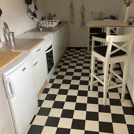 Grosse Schoene Mansardenwohnung Mit 2 Balkonen アパート *