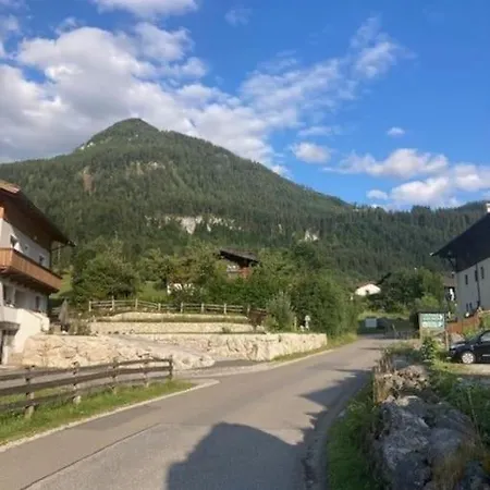 Grosse Schoene Mansardenwohnung Mit 2 Balkonen Apartament Lofer