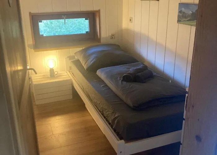 Grosse Schoene Mansardenwohnung Mit 2 Balkonen דירה