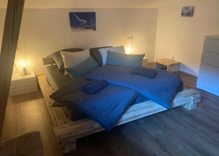 Grosse Schoene Mansardenwohnung Mit 2 Balkonen דירה לופר