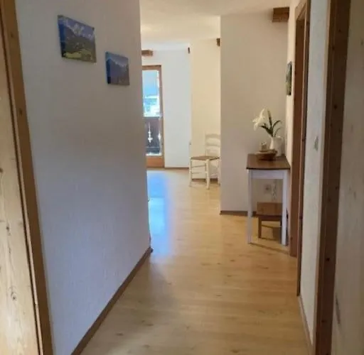 Grosse Schoene Mansardenwohnung Mit 2 Balkonen * לופר