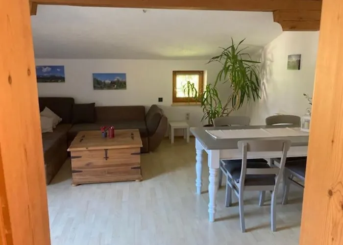 Grosse Schoene Mansardenwohnung Mit 2 Balkonen アパート