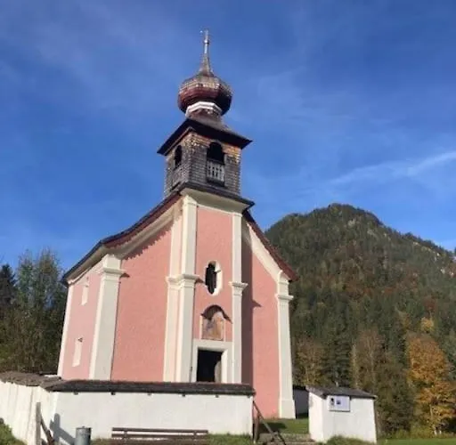 Grosse Schoene Mansardenwohnung Mit 2 Balkonen * Lofer