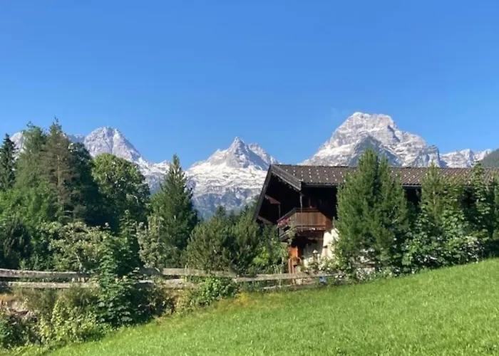 Grosse Schoene Mansardenwohnung Mit 2 Balkonen Apartment