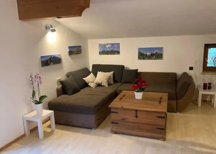 Grosse Schoene Mansardenwohnung Mit 2 Balkonen アパート ローファー