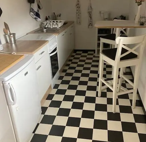 Grosse Schoene Mansardenwohnung Mit 2 Balkonen דירה *